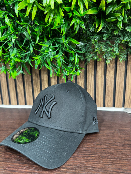 Cappello New Era total black