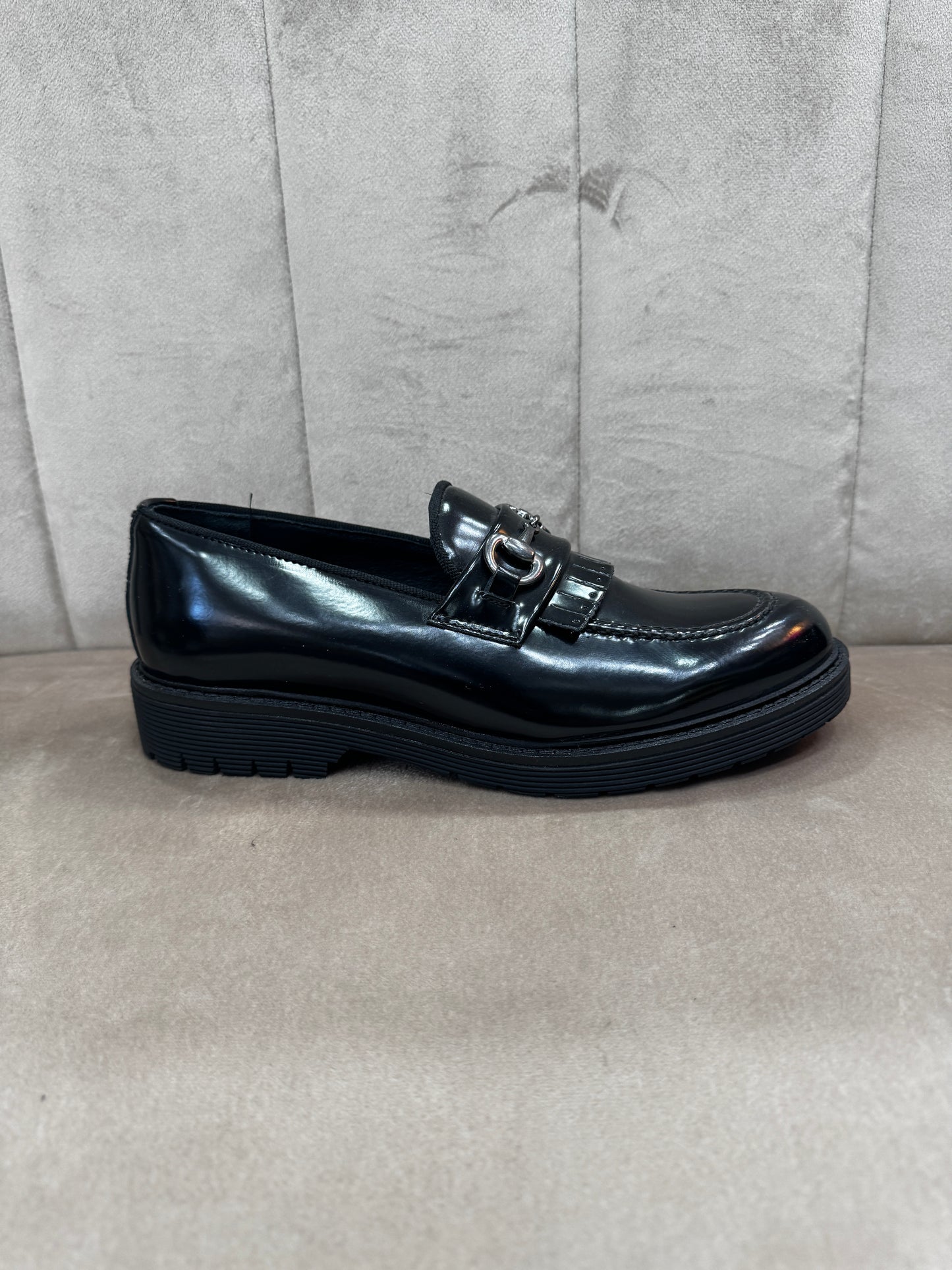 Mocassino nero Loafer con frangia e morsetto