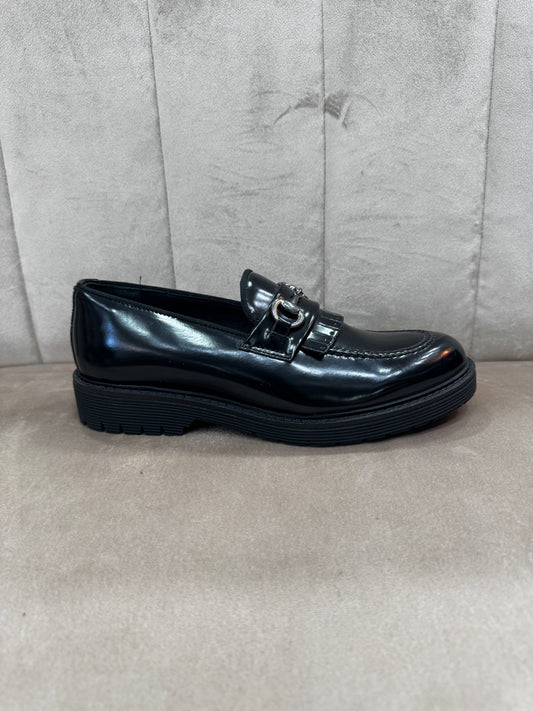 Mocassino nero Loafer con frangia e morsetto
