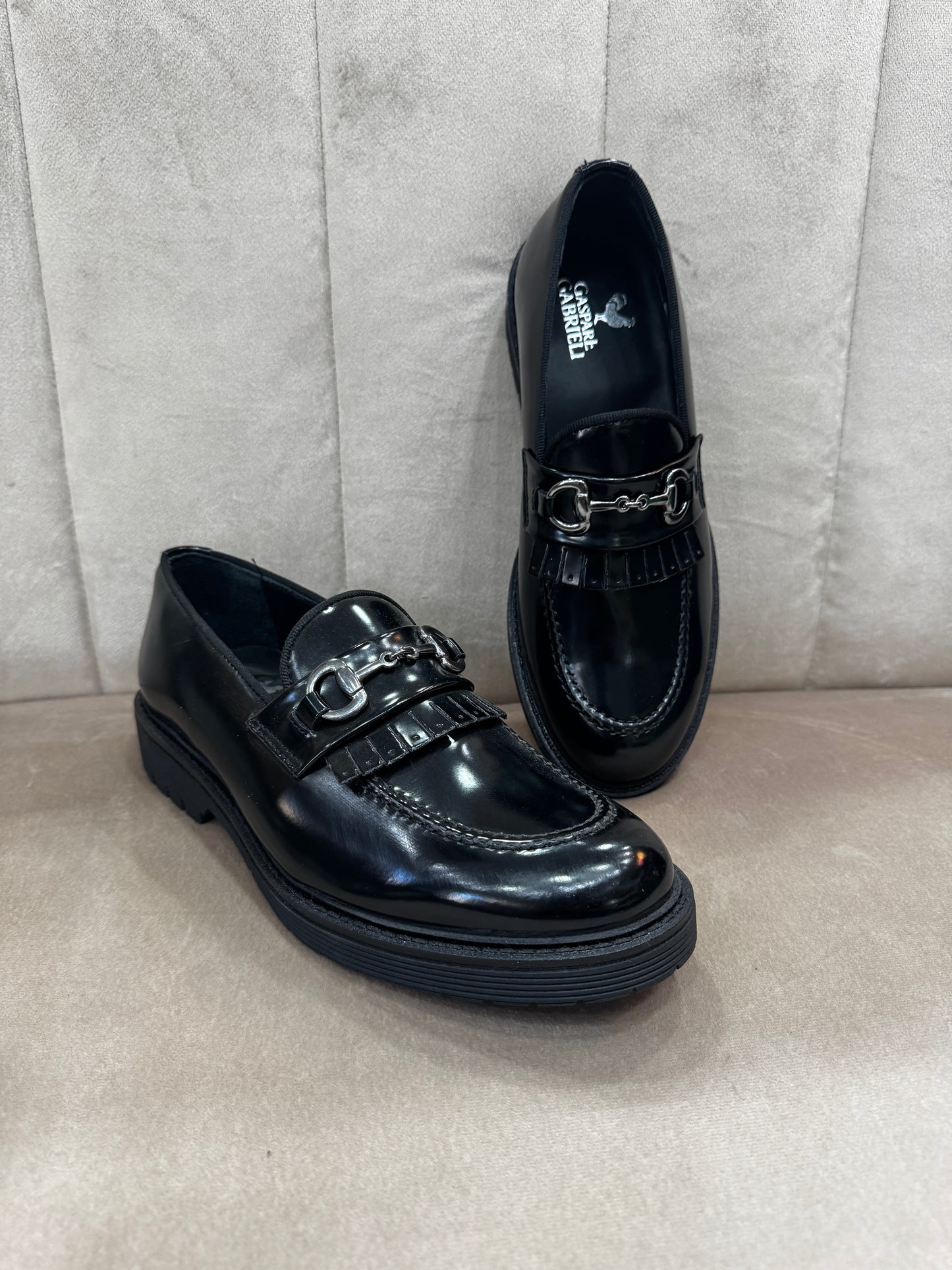Mocassino nero Loafer con frangia e morsetto