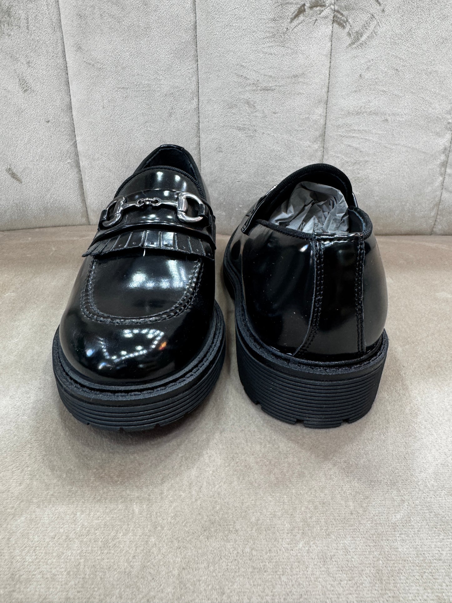 Mocassino nero Loafer con frangia e morsetto