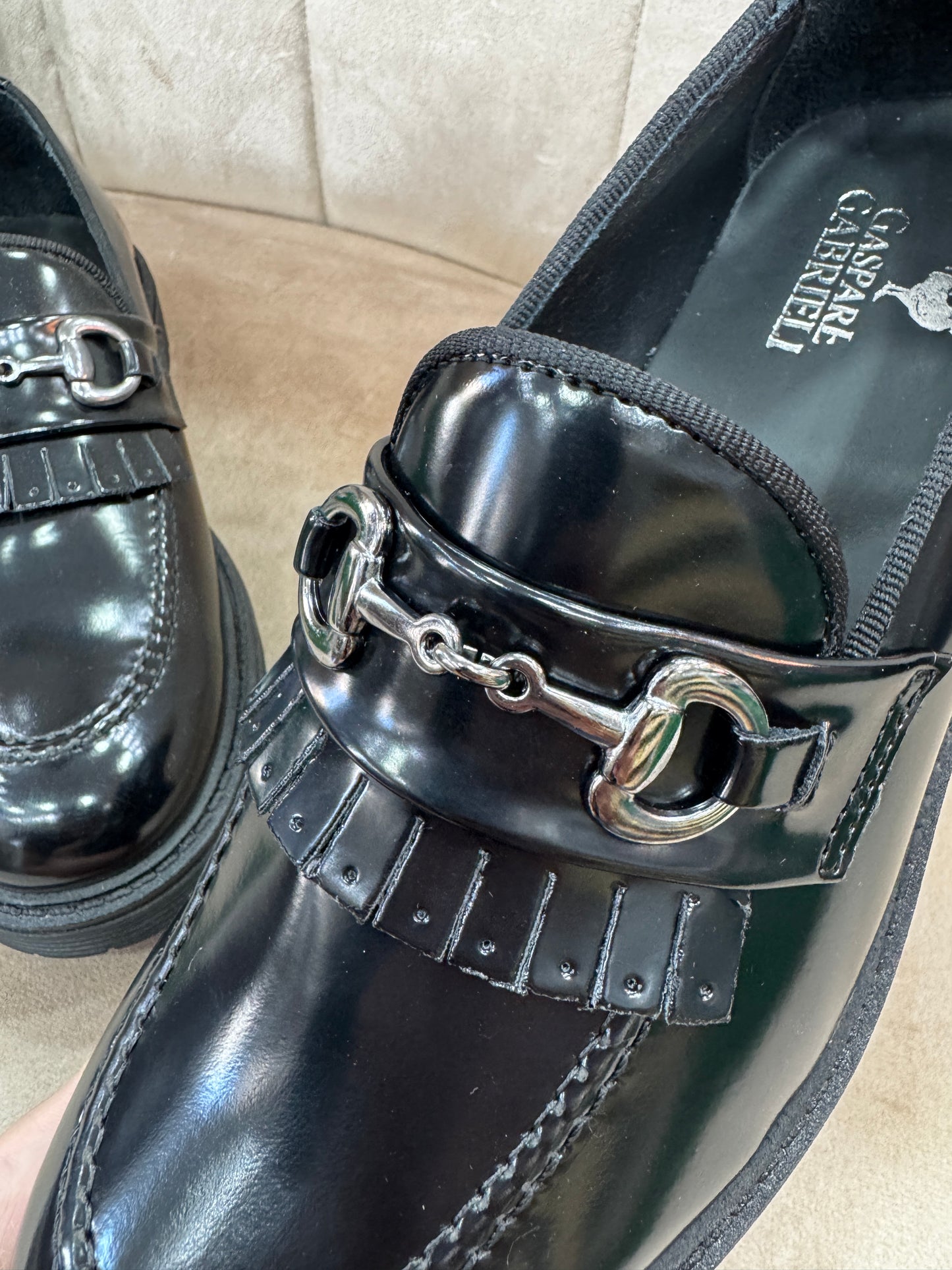 Mocassino nero Loafer con frangia e morsetto