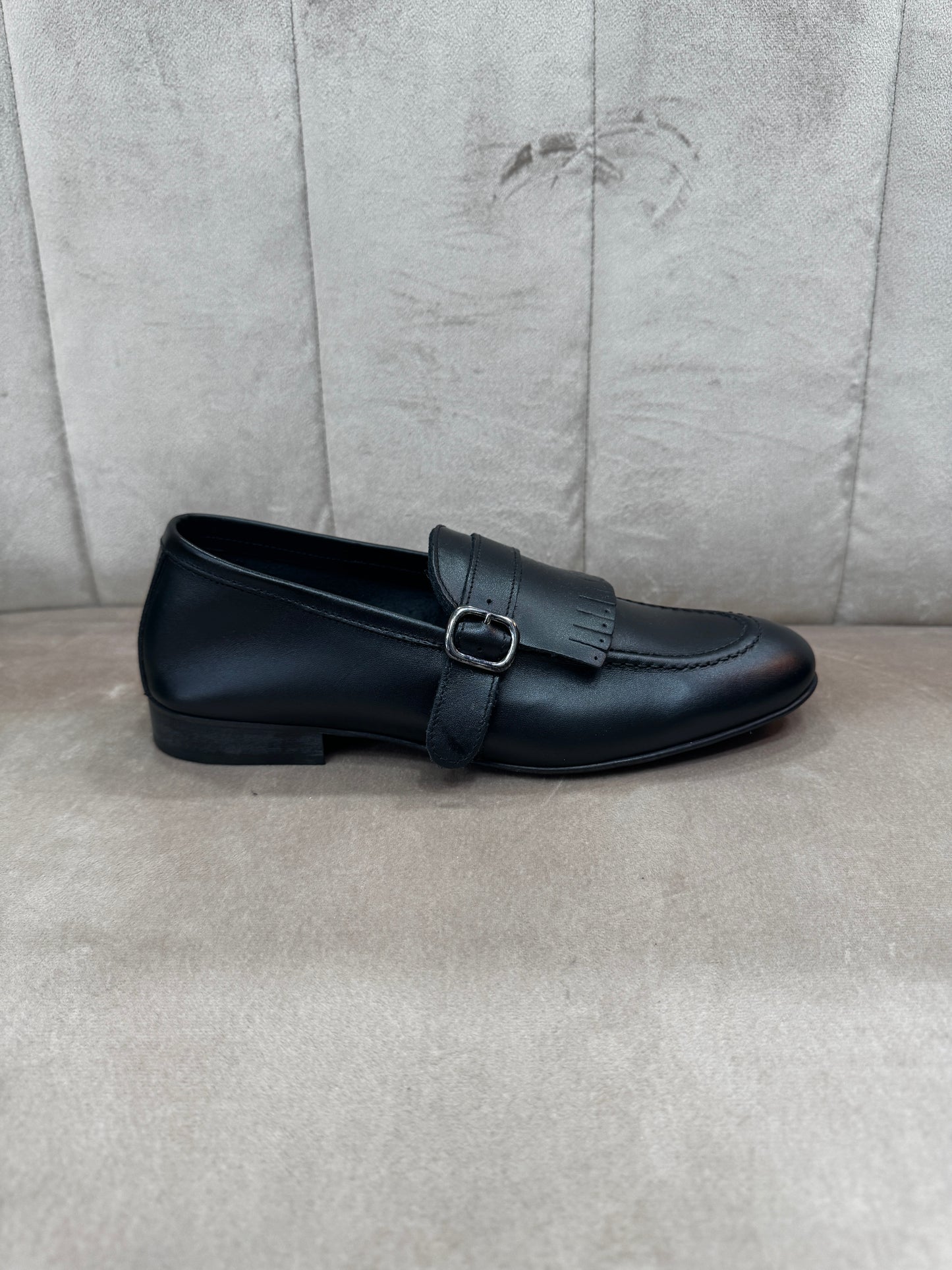 Mocassino nero con fibbia e frange