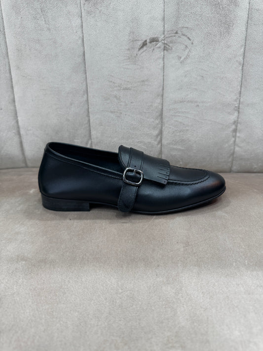 Mocassino nero con fibbia e frange