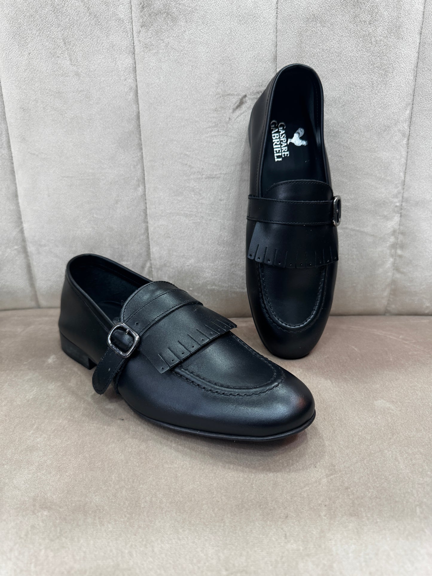 Mocassino nero con fibbia e frange