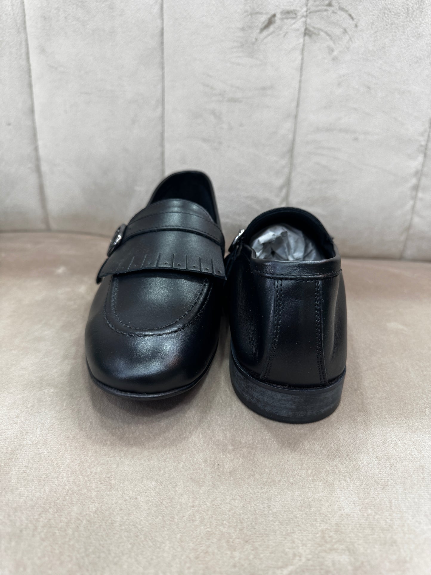Mocassino nero con fibbia e frange