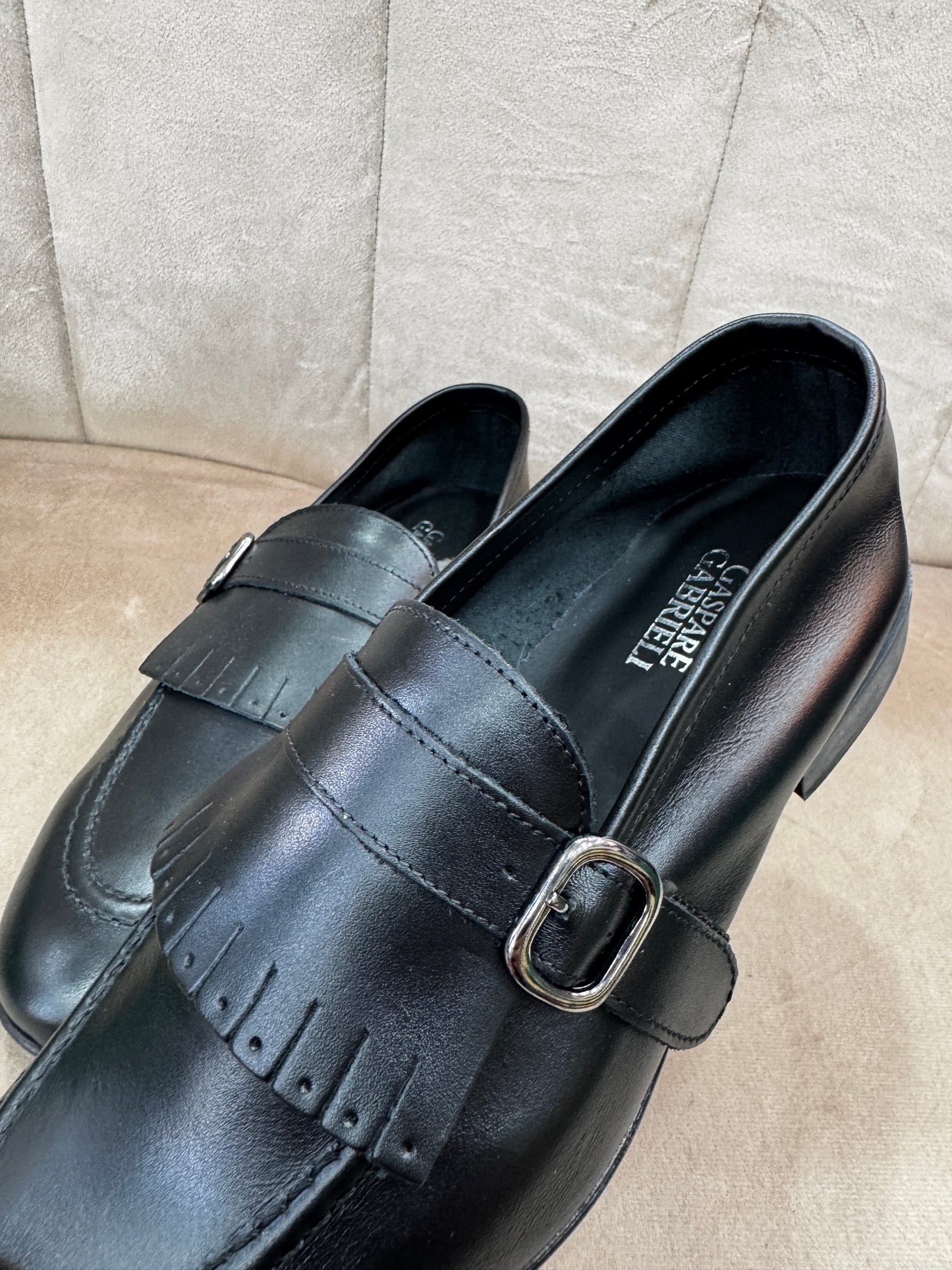 Mocassino nero con fibbia e frange