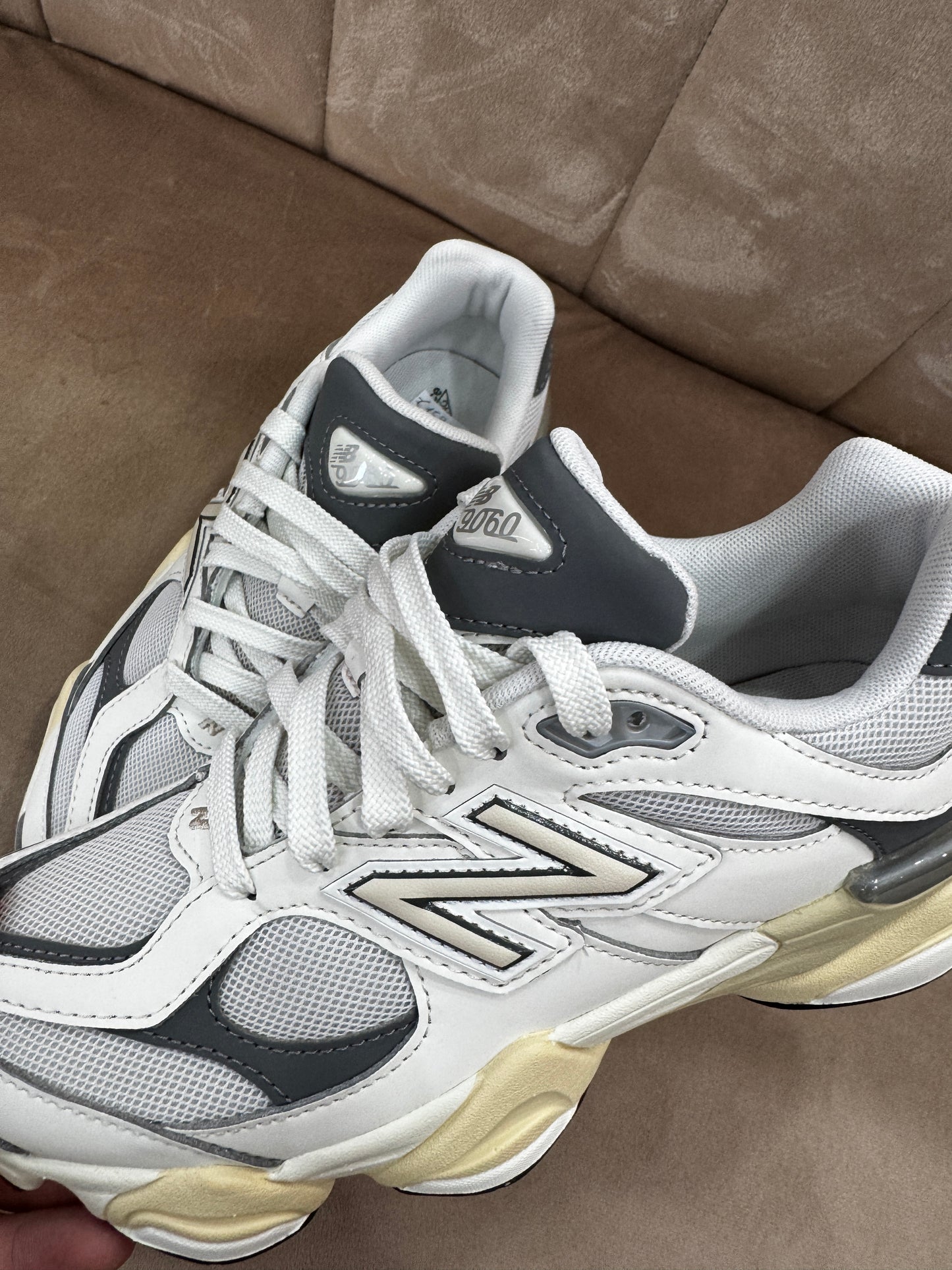 New Balance 9060 bianca e grigia